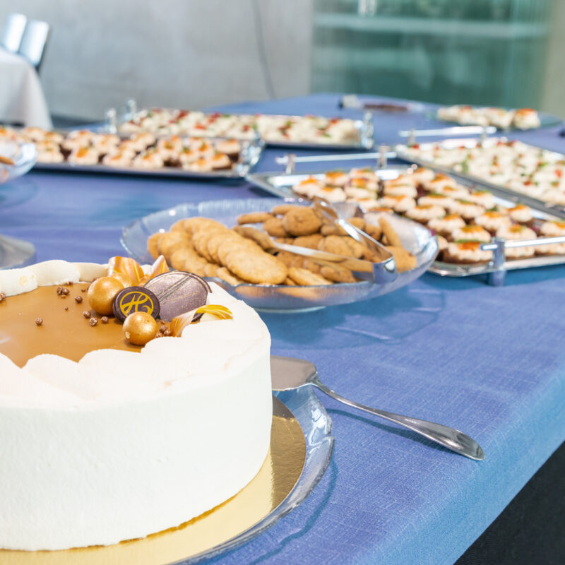 Makeita juhlatarjoiluja väitöskahvitilaisuudessa.